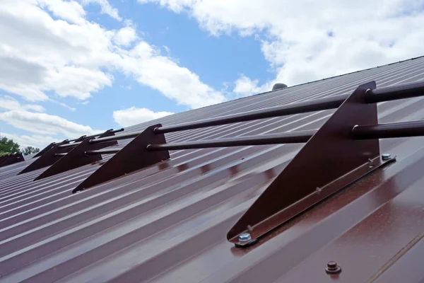 Metal çatı üzerinde kar saklama aygıtı. Ev bina