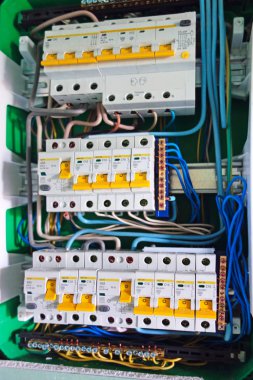 Devre kesiciler ile elektrik panosu. Devre kesici bir konut demir, su ısıtıcısı, Mutfak fırın veya bir elektrik çatal gibi maddelerde kullanılan.