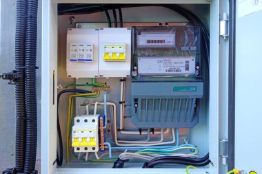 Üç fazlı elektrik sayacı ve devre kesiciler elektrik Tanıtım kutusu. 