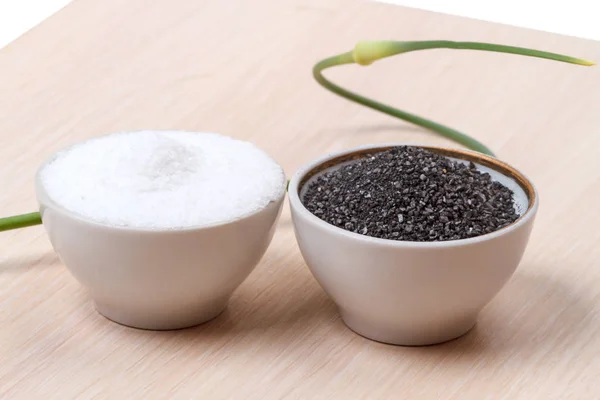 Λευκό Επιτραπέζιο Αλάτι Και Μαύρο Αλάτι Στο Φούρνο Καυσόξυλα Φύλλα — Φωτογραφία Αρχείου