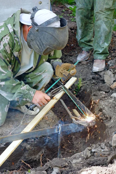 Elektrikli Kaynak Ile Topraklama Kontur Evin Alt Kaynak — Stok fotoğraf