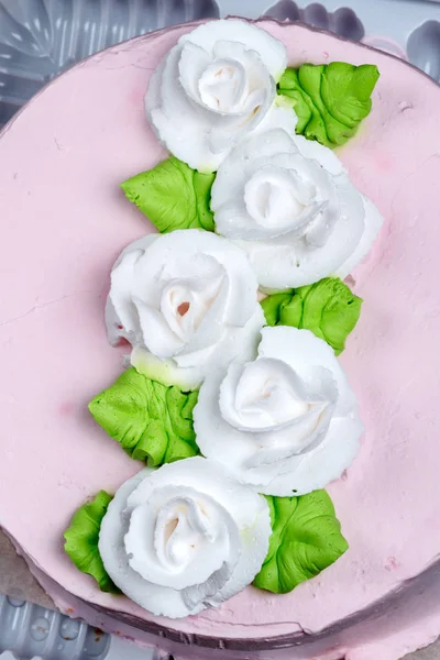 Pastel Grande Decorado Con Rosas Blancas Crema —  Fotos de Stock