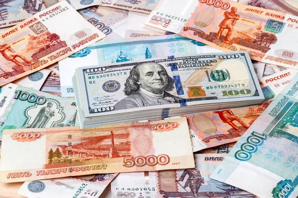 Paketi dolar kağıt Rus para arka planı. 