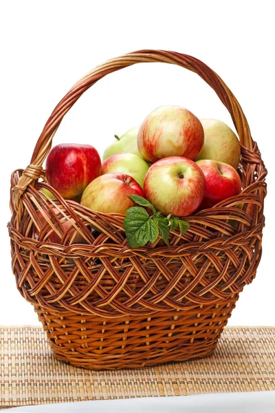 Rijpe Appels Een Rieten Mand Witte Achtergrond — Stockfoto