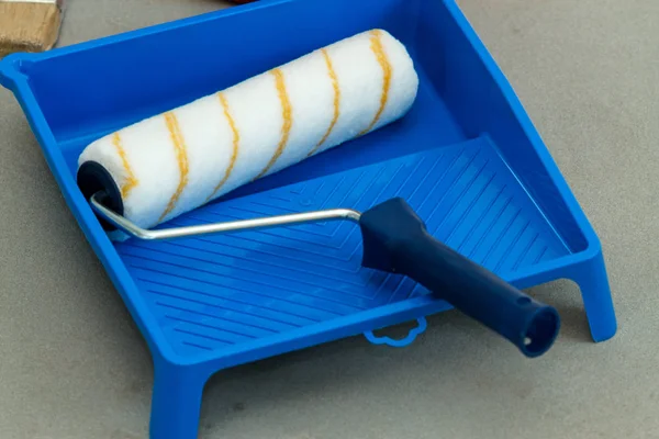Синий Пластиковый Лоток Меховой Валик Строительное Оборудование — стоковое фото
