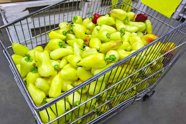 Mazzo Peperoni Dolci Carrello Del Supermercato — Foto Stock