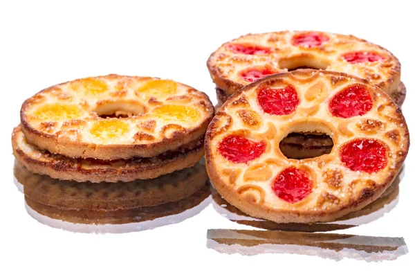 Ronde Koekjes Met Gaten Spiegel Geïsoleerd Witte Achtergrond — Stockfoto