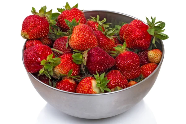 Frische Erdbeeren Aus Dem Garten Einer Metallschale Isoliert Auf Weißem — Stockfoto
