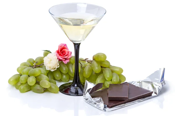 Cocktail Martini Com Uvas Chocolate Isolado Sobre Fundo Branco — Fotografia de Stock