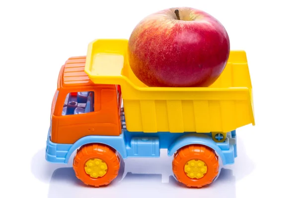 Leksak Plast Dumper Med Ett Äpple Vit Bakgrund — Stockfoto