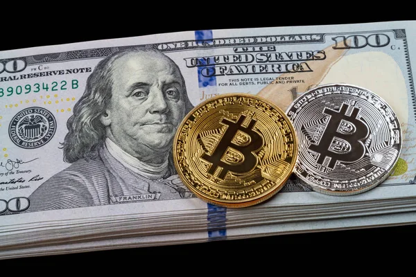 Gold Und Silberbitcoins Auf Einem Haufen Dollar Auf Schwarzem Hintergrund — Stockfoto