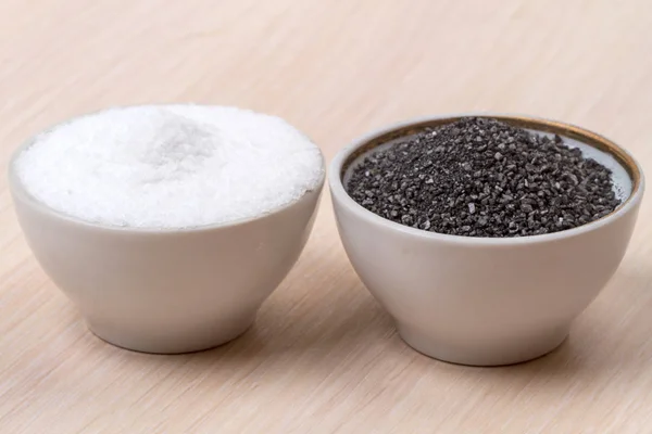 Kamenná jedlá sůl bílé a černé — Stock fotografie