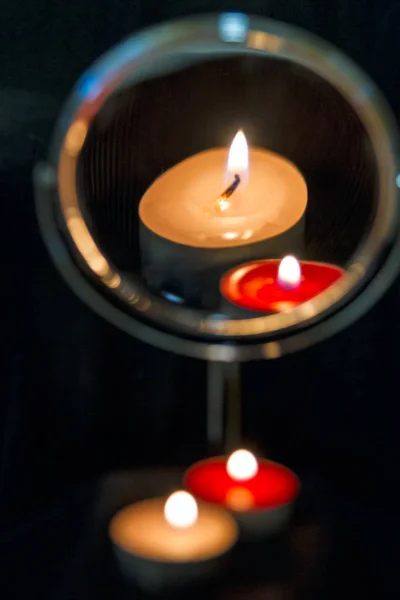 두 타는 촛불의 반사 — 스톡 사진