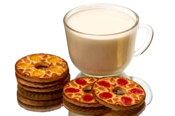 Galletas redondas y una taza de leche — Foto de Stock