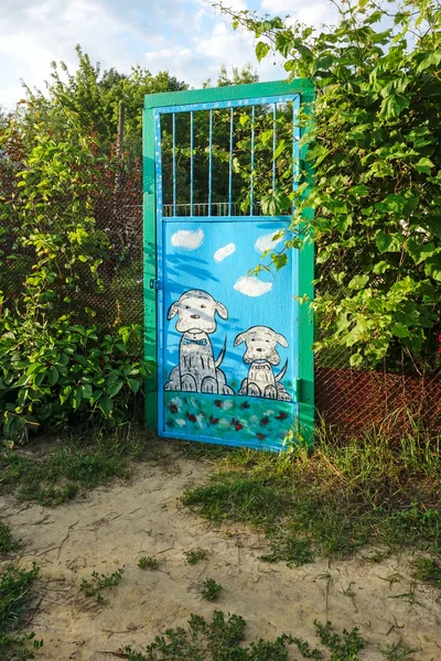 庭の金属製のドア — ストック写真