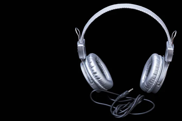 Auriculares plateados en negro — Foto de Stock