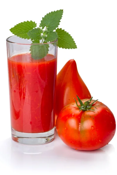 Jugo de tomate y hojas de menta —  Fotos de Stock