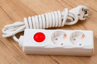 Elektrik uzatma kablosu ile iki yuva