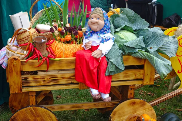 収穫とカートの上の祖母 — ストック写真