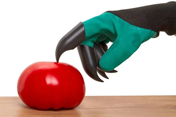 Plastik pençe eldiven ve domates — Stok fotoğraf
