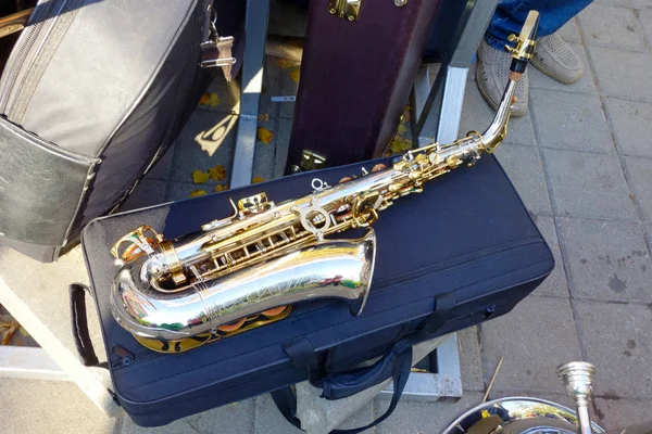 Saxophone on a closed case — Stock Photo, Image