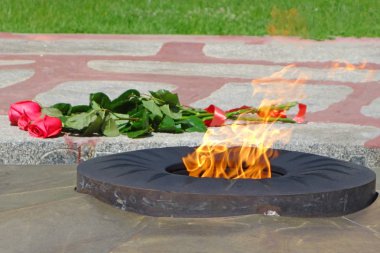 Yanan ateş ve güller