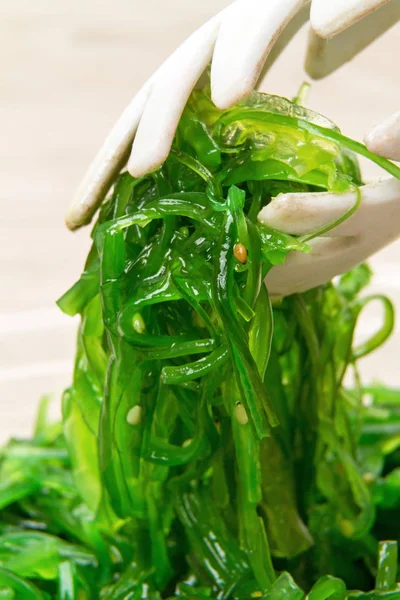 Pinça com salada de algas marinhas — Fotografia de Stock