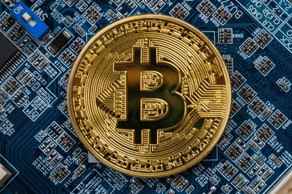 Gold-Bitcoin auf dem Motherboard — Stockfoto
