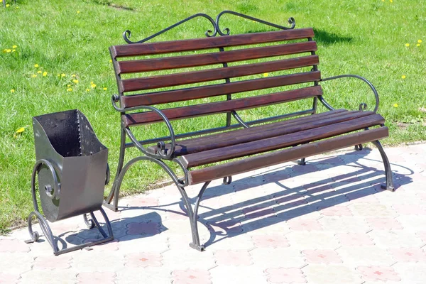 Park Bench și Urn — Fotografie, imagine de stoc