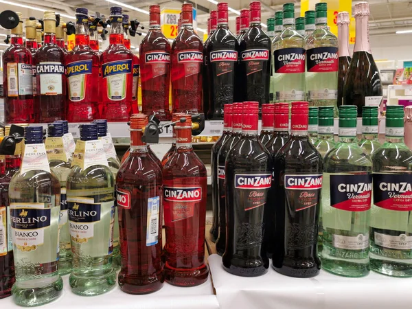 CinZano y otros vinos en el supermercado —  Fotos de Stock