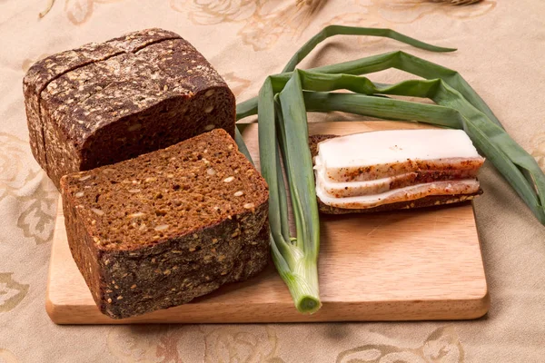 Vepřové sádlo se žitným chlebem a cibulí — Stock fotografie
