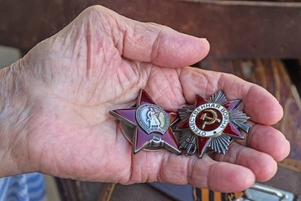 Duas Ordem da Guerra Patriótica na palma da mão — Fotografia de Stock