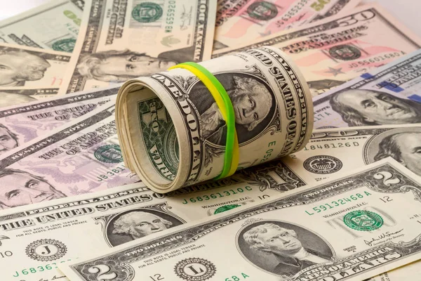 Резиновая лента за деньги в долларах — стоковое фото