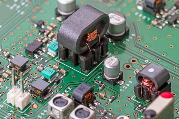 Placa de circuito con componentes electrónicos de ferrita — Foto de Stock