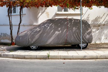 Arabanın dışında gri Tekstil kapak altında.