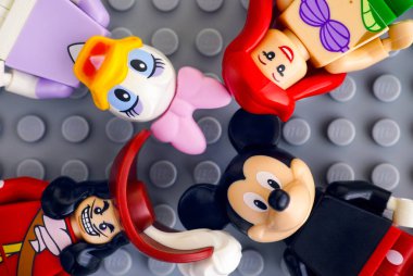 Tambov, Rusya Federasyonu - 20 Mayıs 2018 dört Disney Lego minifigures - Mickey Mouse, Daisy Duck, Ariel, Kaptan Hook, gri arka plan üzerinde. Stüdyo vurdu.