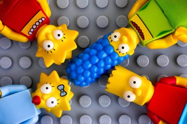 Tambov, Rusya Federasyonu - 20 Mayıs 2018 dört Lego Simpsons minifigures - Marge, Bart, Lisa ve Maggie, gri arka plan üzerinde. Stüdyo vurdu.