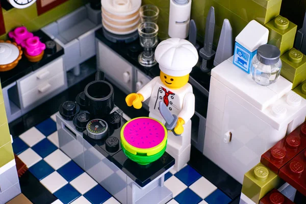 Tambov Federação Russa Janeiro 2018 Lego Chef Cortando Melancia Sua — Fotografia de Stock