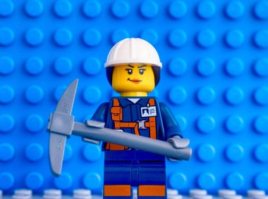 Tambov, Rusya Federasyonu - 09 Mart 2018 Lego madenci minifiger mavi baseplate arka planlar önünde kazma ile.