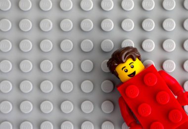 Tambov, Rusya Federasyonu - 20 Mayıs 2018 Lego kırmızı takım elbise tuğla adam minifigure gri baseplate arka plan üzerinde. Stüdyo vurdu.