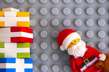 Tambov, Rusya Federasyonu - 20 Mayıs 2018 Lego Noel Baba ve armağan üstünde gri baseplate arka plan yığını. Stüdyo vurdu.