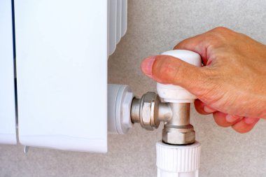 Radyatör Isıtma ayar kişi el. Yakın çekim.