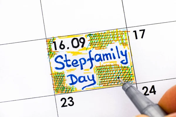 妇女手指与笔写提醒 Stepfamily 日在日历 — 图库照片
