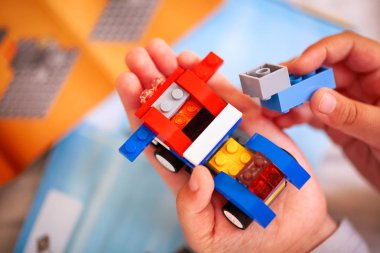 Tambov, Rusya Federasyonu - 19 Aralık 2013 Lego araba bina çocuk. Arka plan bazı Lego talimatları vardır.