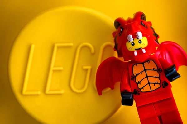 Tambov Rusko Května 2018 Minifigurek Lego Drak Převleku Žluté Pozadí — Stock fotografie