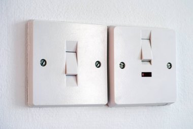 Beyaz duvar iki hafif geçer. Portre.