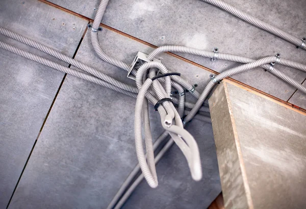 Elektrik bağlantı kutusu plastik borular tavan yükleme sürecinde elektrik kabloları ile oluklu.