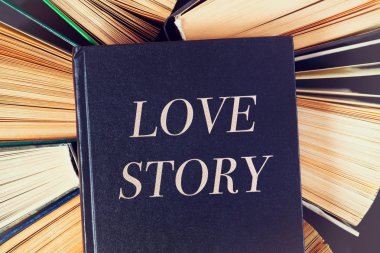 Kitap aşk hikayesi üstte ile eski ciltli kitapların üstten görünüm.