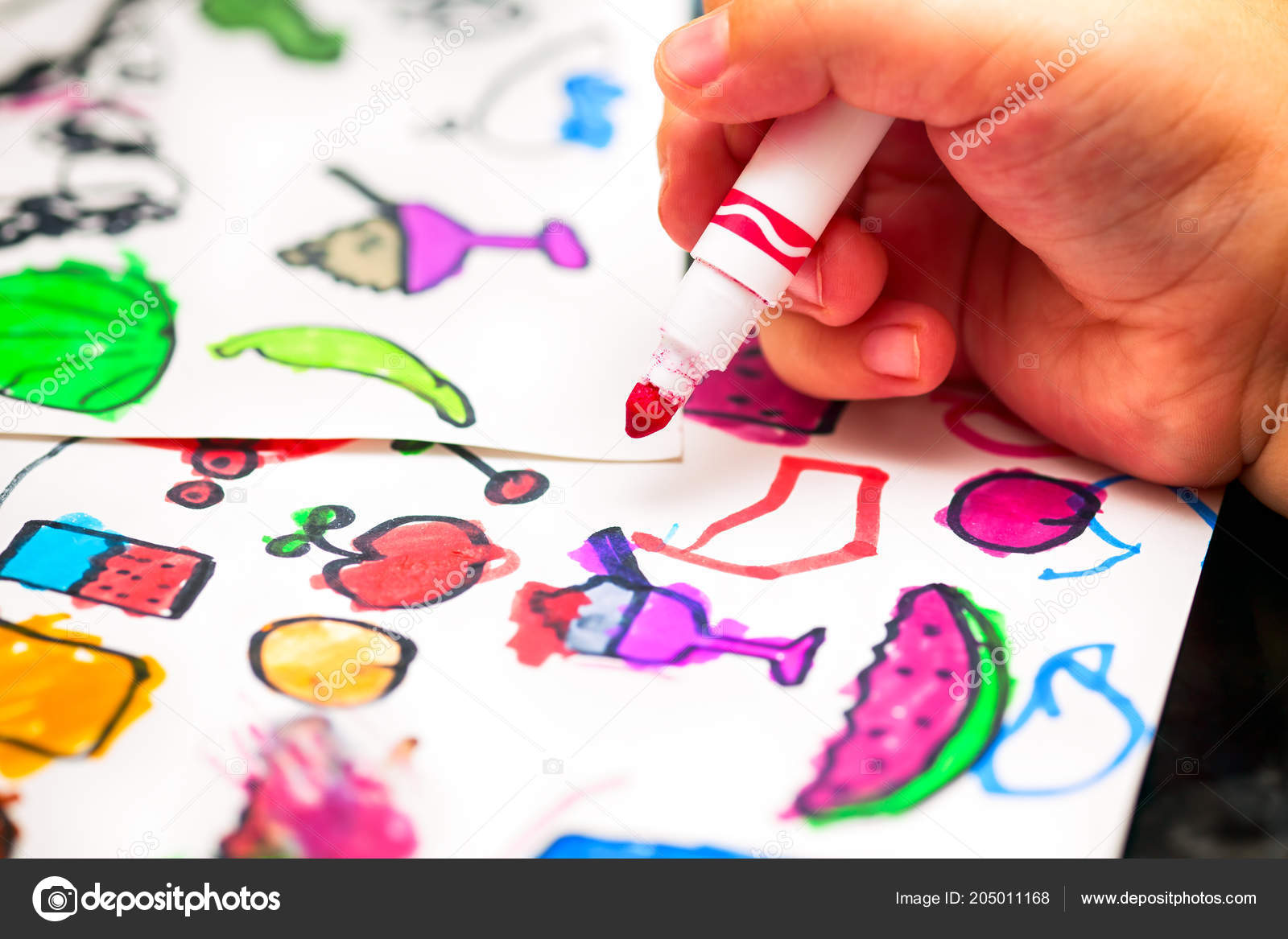 Main Enfant Avec Stylo Feutre Rouge Dessiner Des Petites