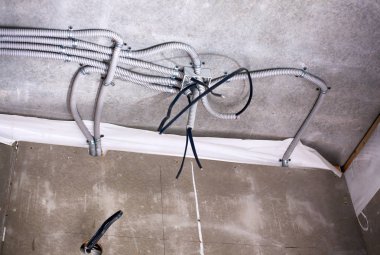 Elektrik bağlantı kutusu plastik borular tavan yükleme sürecinde elektrik kabloları ile oluklu. Yakın çekim.